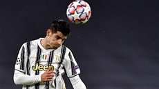 Álvaro Morata z Juventusu hlavikuje.