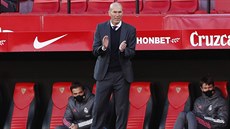 Trenér Realu Madrid Zinedine Zidane povzbuzuje své svence v zápase se...