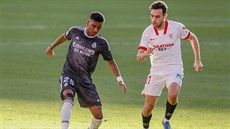 Rodrygo Silva de Goes (vlevo) z Realu Madrid hraje s balonem, hlídá ho Munir El...