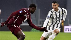 Cristiano Ronaldo (vpravo) z Juventusu vede balon, sleduje ho Wilfried Singo z...