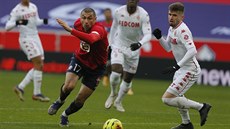 Burak Yilmaz (vlevo) z Lille bí za balonem v zápase proti Monaku.