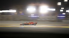 Jezdec Ferrari Sebastian Vettel na trati Velké ceny Sáchiru.