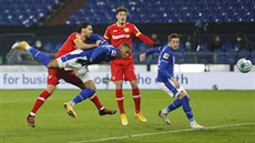 Malick Thiaw (v modrém vlevo) ze Schalke si dává vlastní gól v zápase proti...