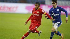 Leon Bailey (vlevo) z Leverkusenu bí za balonem.