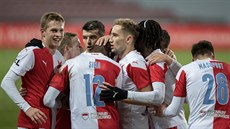 Fotbalisté Slavie se radují ze druhého gólu do sít Sparty.