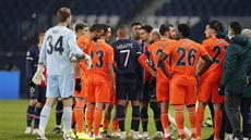 Hrái Paris St. Germain a Basaksehiru diskutují bhem peruného utkání Ligy...