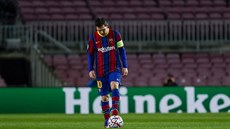 Lionel Messi (Barcelona) se chystá rozehrát po inkasovaném gólu.