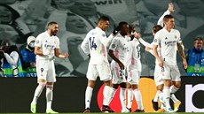 Karim Benzema (vlevo) se raduje z gólu se spoluhráči z Realu.