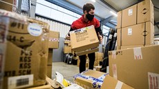 Covidové vánoční nákupy v logistickém skladu firmy DPD v Nehvizdech u Prahy.