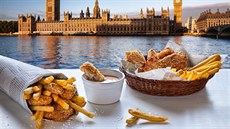Tradice. Fish and chips - rybu sma�enou v t�stí�ku a tlusté sma�ené hranolky -...