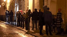 Lidé před barem Konvice a restaurací Konvikt v pražské Bartolomějské ulici (9....