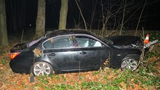 Nabourané opuštěné auto našli policisté v lese. (6. prosince 2020)