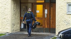 Švédský policista vchází do domu, ve kterém žena údajně téměř třicet let...