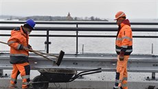 Dělníci dokončují opravu mostu přes vodní nádrž Nové Mlýny v Pasohlávkách....