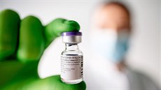 Očkovací dávka vakcíny společností BioNTech a Pfizer.