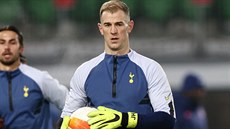 Anglický branká� Joe Hart z Tottenhamu p�i rozcvi�ení p�ed pohárovým utkání v...