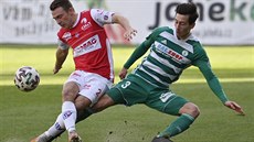 Till Schumacher z Bohemians (vpravo) atakuje pardubického Jana Proska.