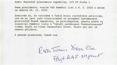 Válený veterán Tomá Lom vrací prezidentu republiky pamtní list. (8. prosince...