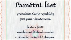 Válený veterán Tomá Lom obdrel od Miloe Zemana Pamtní list k 75. výroí...
