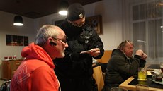 V pivovaru Malý Janek ze stedoeských Jinc u legitimuje hosty policie....