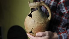 Mezi keramikou neznámého stedovkého hrníe byly i dbány, poklice, konvice...