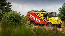 Kamion Jaroslava Valtra pi Rallye Dakar pod dohledem místních.