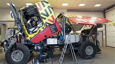 Kamion Jaroslava Valtra pi Rallye Dakar pod dohledem místních.