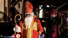 Pra�ská tr�nice se hem�ila �erty, and�ly, sk�ítky a Mikulá�i, a také auty....