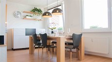 Masivní jídelní stůl z bukového dřeva doplňují zajímavě tvarované černé židle a...