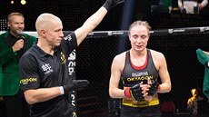 MMA zápasnice Lucie Pudilová slaví vítzství v Oktagonu.