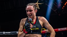 MMA zápasnice Lucie Pudilová slaví vítzství v Oktagonu.