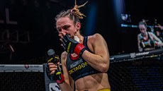 MMA zápasnice Lucie Pudilová slaví vítzství v Oktagonu.