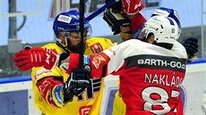 Matou� Venkrbec (vlevo) z �eských Bud�jovic v poty�ce s Jakubem Nakládalem z...