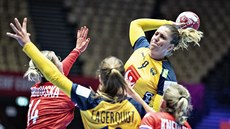 Švédská házenkářka Melissa Petrenová se snaží probít českou obranou.