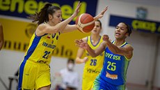 Alyssa Thomasová (vpravo) z USK Praha pihrává v duelu s Gdyní.