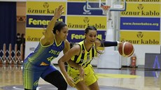 Satou Saballyová (vpravo) z Fenerbahce útoí kolem Brionny Jonesové z USK Praha.