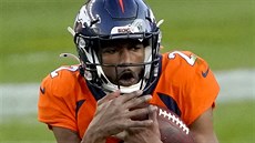 Kendall Hinton z Denver Broncos padá k zemi po zákroku obrany New Orleans...