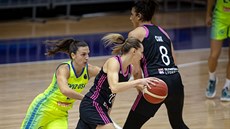 Marine Johannesová (u míe) z ASVEL Lyon se s pomoci clony Heleny Ciakové...