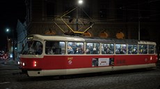 Lidé vyuili uvolnní opatení. Noní tramvaje v centru Prahy byly veer...
