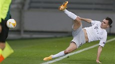 Sparťanský halfbek Andreas Vindheim se snažil dosáhnout na balon během zápasu s...