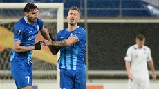 Roman Jaremuk (vlevo) a Niklas Dorsch se radují ze sníení fotbalist Gentu v...