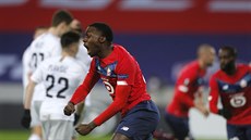 Fotbalisté Lille v ele s Timmym Weahem oslavují druhý gól, zatímco sparané...