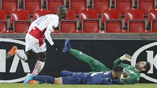 Slávistický stelec Abdallah Sima se raduje z prvního gólu v utkání Evropské...