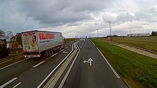 Český kamion předjíždí ve Francii na zákazu