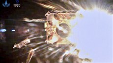 Snímek ze tvrtka 3. prosince 2020 zachycuje stoupající modul sondy chang-e 5,...