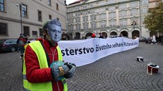 Demonstrace ekologických aktivist na Malostranském námstí v Praze v reakci na...