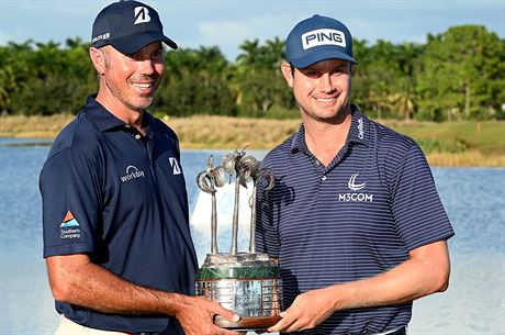 Amerití golfisté Matt Kuchar a Harris English po triumfu na turnaji dvojic QBE...