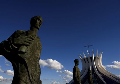 Niemeyerova mstská katedrála Zjevení Panny Marie  v Brasilii