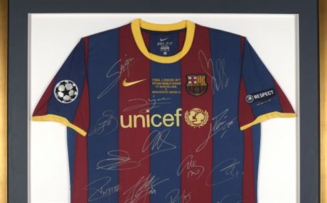 Nejvyí vyvolávací cenu v aukci bude mít dres FC Barcelona  s podpisy hrá...