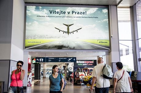 Píletová hala terminál 1 letit Václava Havla. Reklamní plocha JCDecaux.